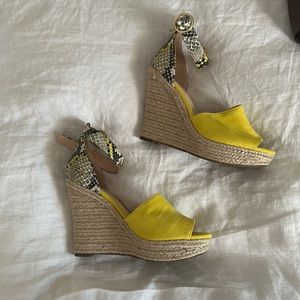 guess wedges yellow snakeskin